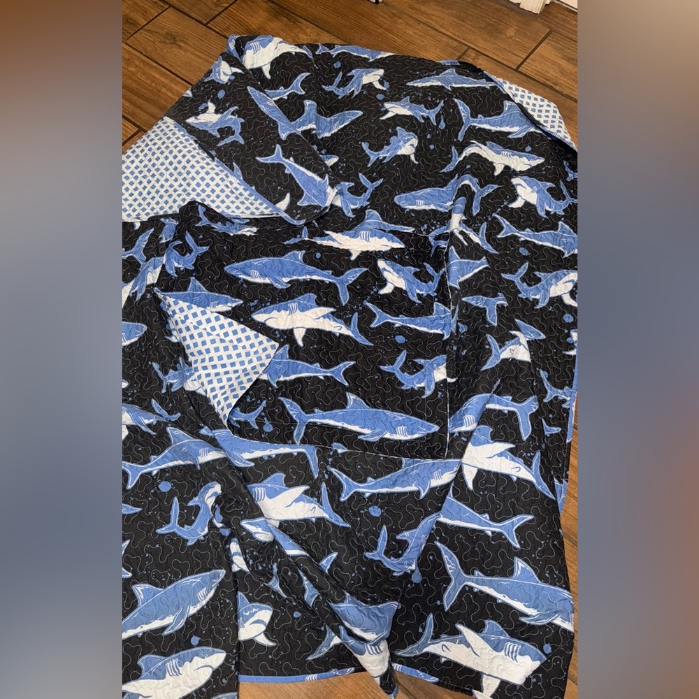 Twin size Shark themed comforter & pillow case